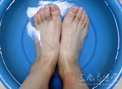 一到冬天，脚寒的人一般睡觉也不踏实，因为总感觉被窝不够暖和，其实就是由于脚冷
