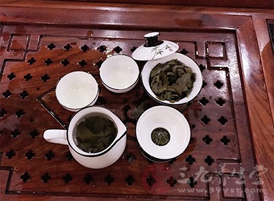 根據(jù)自身對(duì)茶味濃淡的喜好，泡一定時(shí)間后將茶湯倒出