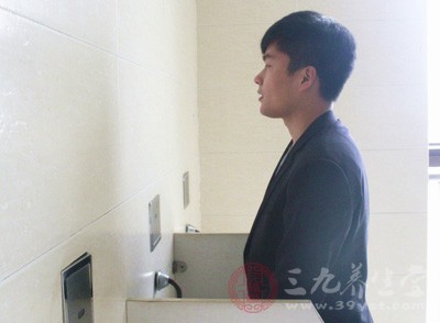 出汗多、喝水少,尿量少 出汗多、喝水少,尿量少