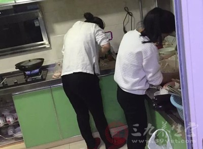 冬天，你在炒菜做饭时，发现油桶里的食用油竟然结冰了