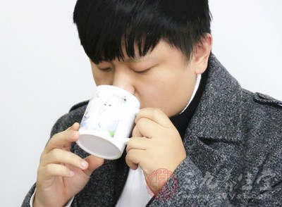 养阴多喝水喝对水：冬日虽排汗排尿减少，但大脑与身体各器官的细胞仍需水分滋养，以保证正常的新陈代谢