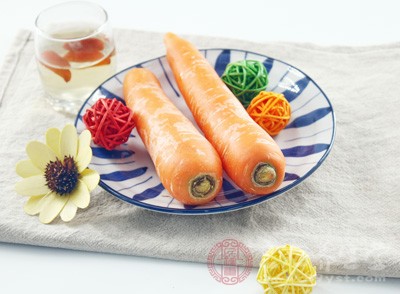 每100克红(胡)萝卜缨含钙350毫克，排在所有蔬菜含钙量的第一位