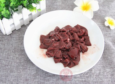 猪肝中铁质丰富，是补血食品中常用的食物