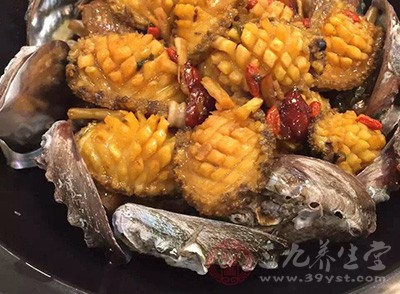 蝦蟹等海鮮不宜與維生素C同食，所以吃海鮮不宜飲用水果汁