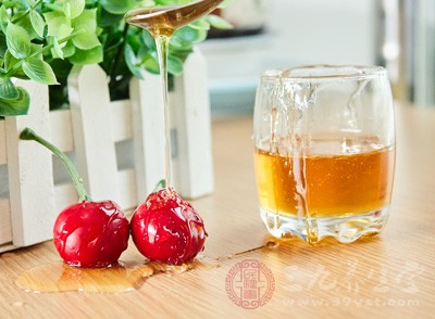 首先要看蜂蜜的颜色 首先要看蜂蜜的颜色