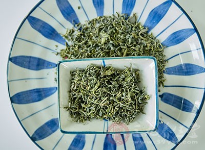 　綠茶富含抗氧化劑，促進(jìn)人體受損細(xì)胞修復(fù)，促進(jìn)新陳代謝。每天幾杯綠茶促進(jìn)排毒，補(bǔ)充水分