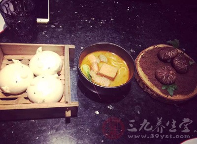 要以面食为主,例如面条、馒头。 米中含酸较多 要以面食为主,例如面条、馒头。 米中含酸较多