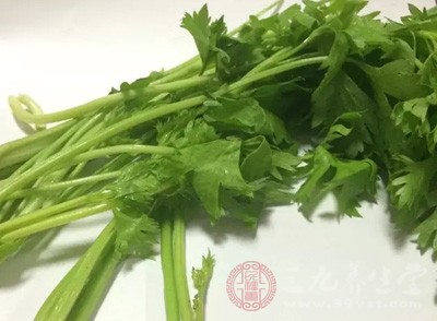 芹菜是高纤维食物，它经肠内消化作用产生一种木质素或肠内脂的物质