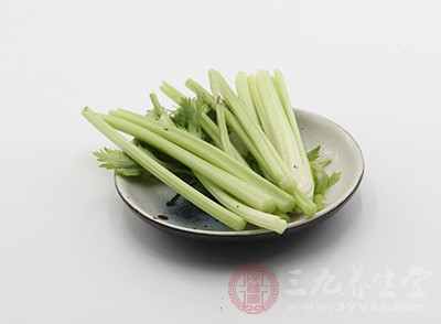 雞胗+芹菜：一起吃會傷元氣