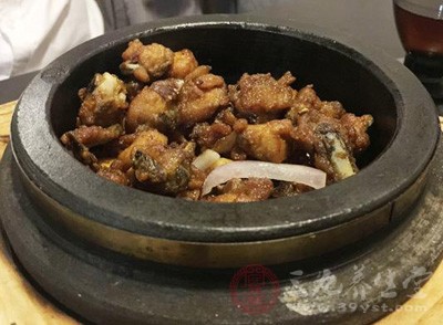 鸡肉也是磷、铁、铜和锌的良好来源，并且富含丰富的维生素B12、维生素B6、维生素A、维生素D和维生素K等