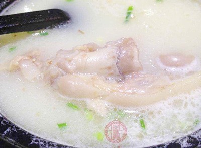 动物骨头里80%以上都是钙，但是不溶于水，难以吸收，因此在制作成食物时可以事先敲碎它