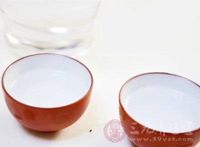 如果再加上飲酒的話(huà)，有可能會(huì)加重刺激腸道蠕動(dòng)