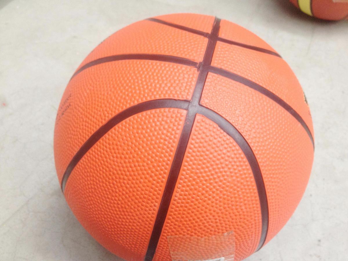 常见的浅棕色篮球