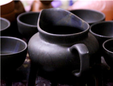 深色的紫砂壶茶具