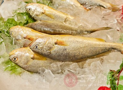 抽检中,还有2批次不合格食品来自安庆大润发商业有限公司,分别为1批次冰鲜黄鱼(生产日期/批号:2017/10/30), 抽检中,还有2批次不合格食品来自安庆大润发商业有限公司,分别为1批次冰鲜黄鱼(生产日期/批号:2017/10/30),