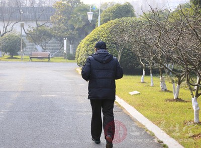 根據(jù)自己的情況，不要超負荷運動，同時，在每次運動前