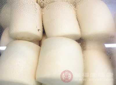 蒸锅里放上凉水，将馒头放上蒸熟即可