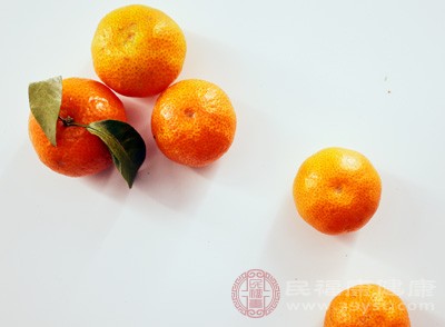 记者拿出餐巾纸在砂糖桔表皮上反复擦拭 记者拿出餐巾纸在砂糖桔表皮上反复擦拭