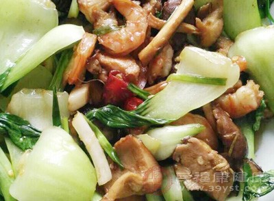 放入盐翻炒均匀，出锅前放入味精调味即可