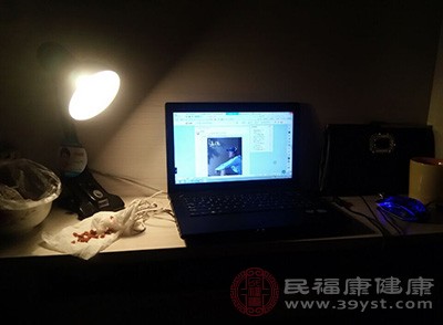 如果你的電腦屏幕是局限于一個狹小空間的角落里