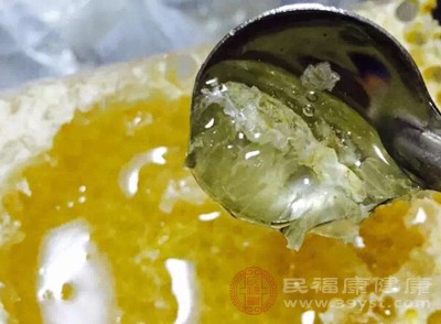 首先，就顏色來說，顏色越深的蜂蜜，其中的礦物質(zhì)會更多