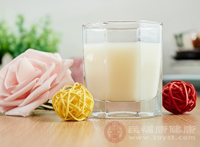 因為豆?jié){中的豆?jié){和維生素E能具有降低膽固醇、抗血栓、抗自由基、抗氧化等功效