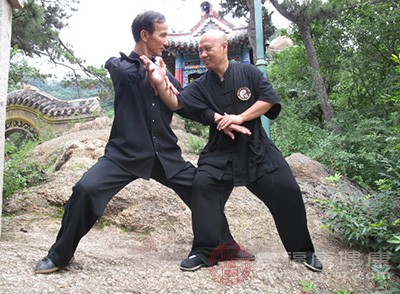 老年人應(yīng)經(jīng)常參加適度的運(yùn)動(dòng)，如太極拳、爬山，散步、門(mén)球、游泳等