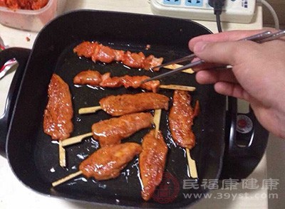 少吃油炸食物：因为这类食物不容易消化