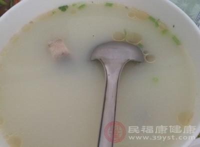 生姜3片共放砂鍋內(nèi)與魚(yú)頭一起煎湯，待熟吃肉飲汁