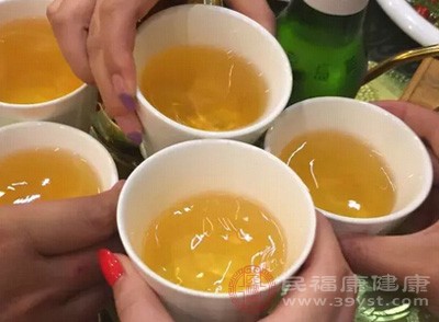 喜食生冷食物，常饮冰啤酒，结果可导致胃肠功能紊乱，肠蠕动加快，引起腹泻