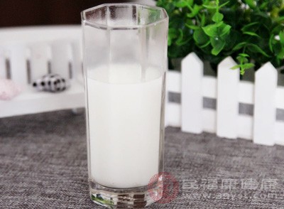 牛奶中含有大量的营养物质物质，尤其是含有卵磷脂等，这些营养物质进入人体后具有促进大脑发育、益智作用的物质
