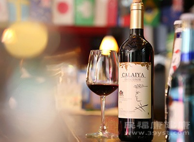 关员对婴儿车进行查验 关员对婴儿车进行查验