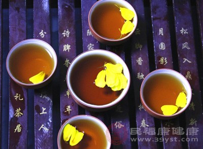 由于酒精對(duì)肝臟的傷害較大，喝酒的時(shí)候應(yīng)該多吃綠葉蔬菜，其中的抗氧化劑和維生素可保護(hù)肝臟