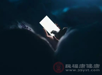 54岁阿姨睡前关灯玩手机 诱发青光眼