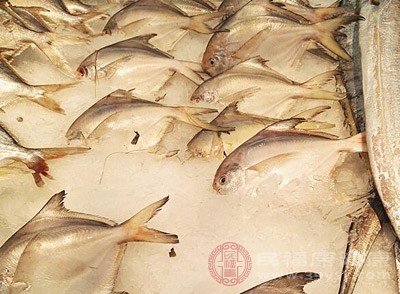 小鲳鱼怎么做好吃 鲳鱼的食用禁忌是什么