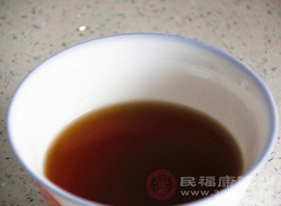 可以喝暖胃的红茶、姜糖水