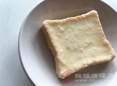 在奶酪片上面撒一些面粉