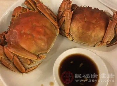 不能吃螃蟹、河蚌、田螺等寒性食物