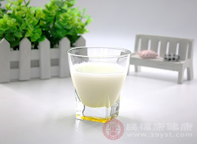 牛奶和葡萄都對(duì)胃腸都有較強(qiáng)的刺激作用