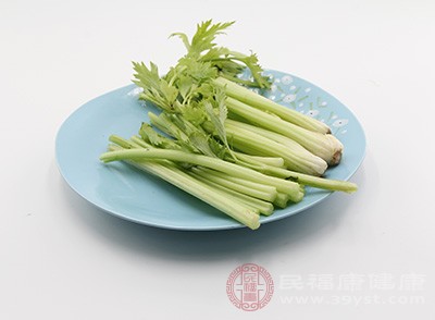 芹菜含酸性的降壓成分，對(duì)兔、犬靜脈注射有明顯降壓作用