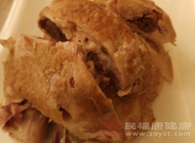 鸭肉中脂肪酸只要不饱和脂肪酸,有其化学成分近似橄榄油,有降低胆固醇的作用,对防治心脑血管疾病有益 鸭肉中脂肪酸只要不饱和脂肪酸,有其化学成分近似橄榄油,有降低胆固醇的作用,对防治心脑血管疾病有益