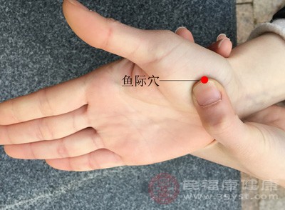 兩側(cè)魚際每天不拘時(shí)地掐揉3分鐘