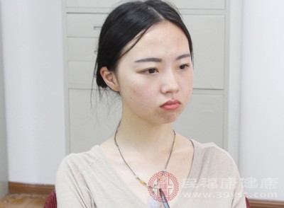 遇上吵鬧的媳婦他要勸，遇上兇婆婆他也要說，好像是個老長輩。以后，左鄰右舍有了事都要找他