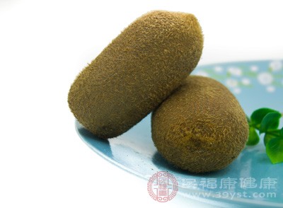 獼猴桃含有豐富的膳食纖維，如果經(jīng)常食用獼猴桃可以促進(jìn)腸道蠕動(dòng)從而改善便秘的情況