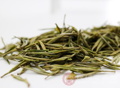 茶可清腸胃，排腸毒，這是對于腸胃內(nèi)部的清洗，由于茶葉的一些特性，同樣可以對口腔內(nèi)的異味進行掩蓋和清除