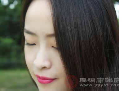 在日常生活中，絲瓜被人們稱為“美人水”，是因?yàn)榻z瓜中的營(yíng)養(yǎng)物質(zhì)可以　保護(hù)皮膚，消除斑塊，防止皮膚老化，是皮膚細(xì)嫩不可多得的美容佳品