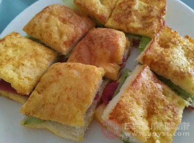 借助锅铲轻轻把饼翻面，煎上几秒钟，就可以上盘了