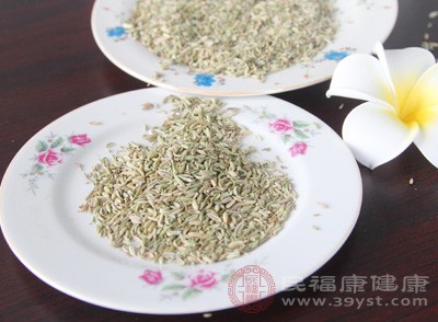 茴香菜洗净,切成0.5厘米长的碎末