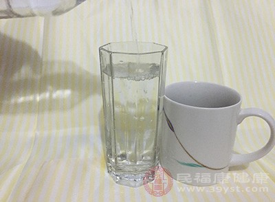 夏天來(lái)杯冰水或冰鎮(zhèn)飲料，別提有多暢爽了