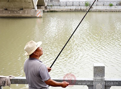 到了雨水節(jié)，細(xì)、小、輕、小把鯽挑，雨水節(jié)氣咬鉤的大鯽魚比任何時(shí)候都要高